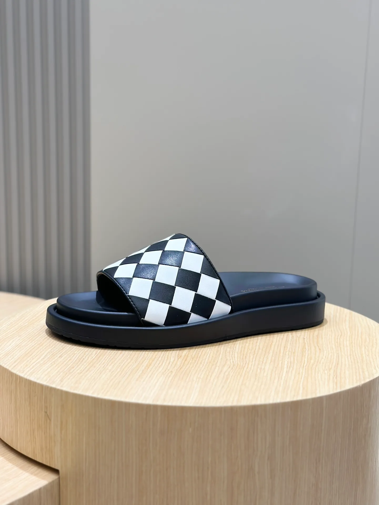 Factory price: 360💰BV hand-woven men's slippers and sandals - suitable for walking. It still emphasizes minimalism and practical wearability, but is full of vivid artistry. Super classic, luxurious and comfortable, imported cowhide + cowhide lining + lightweight outsole Size: 39-44 (customized at 38.45)